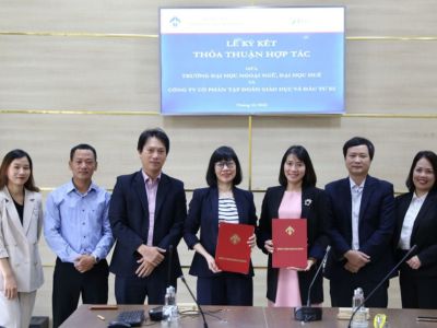 Die Unterzeichnungszeremonie der Zusammenarbeit zwischen Fremdsprache und Hue University